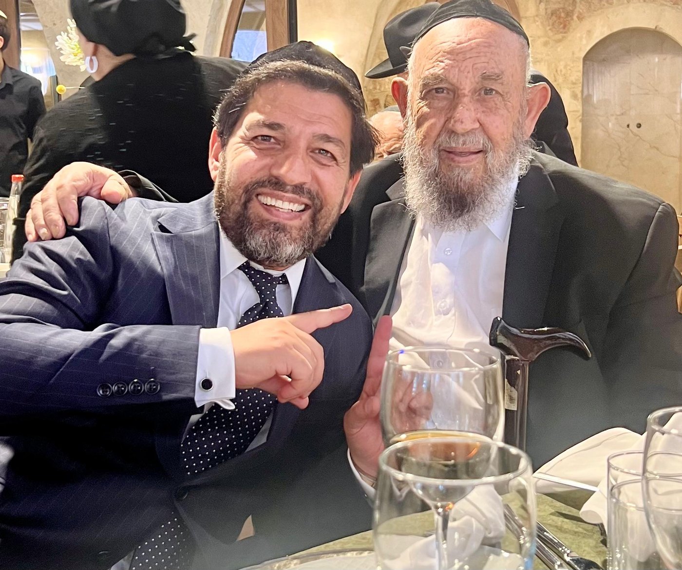 רב הסלבס מרדכי חסידים ואביו