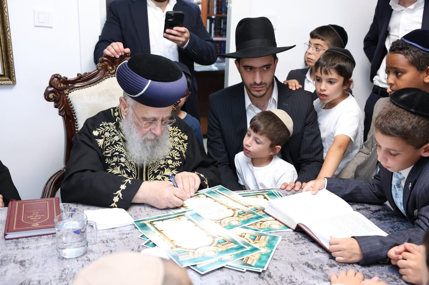 תלמידי 'חניכי התורה - תורת יהושע' אצל הראשל"צ הגר"י יוסף