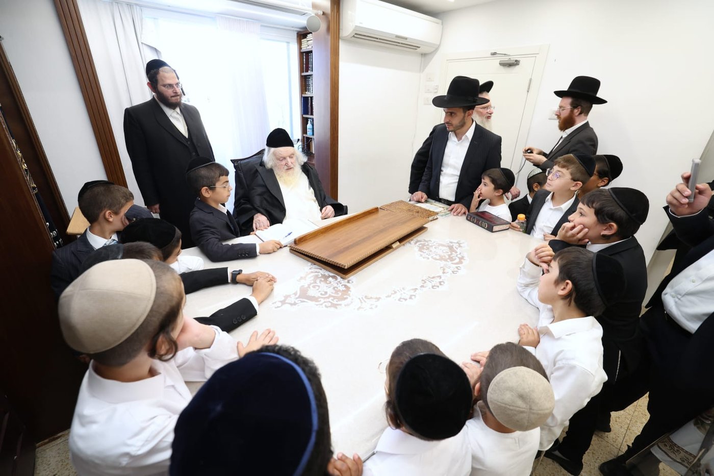 תלמידי 'חניכי התורה - תורת יהושע' אצל הגר"מ שטרנבוך