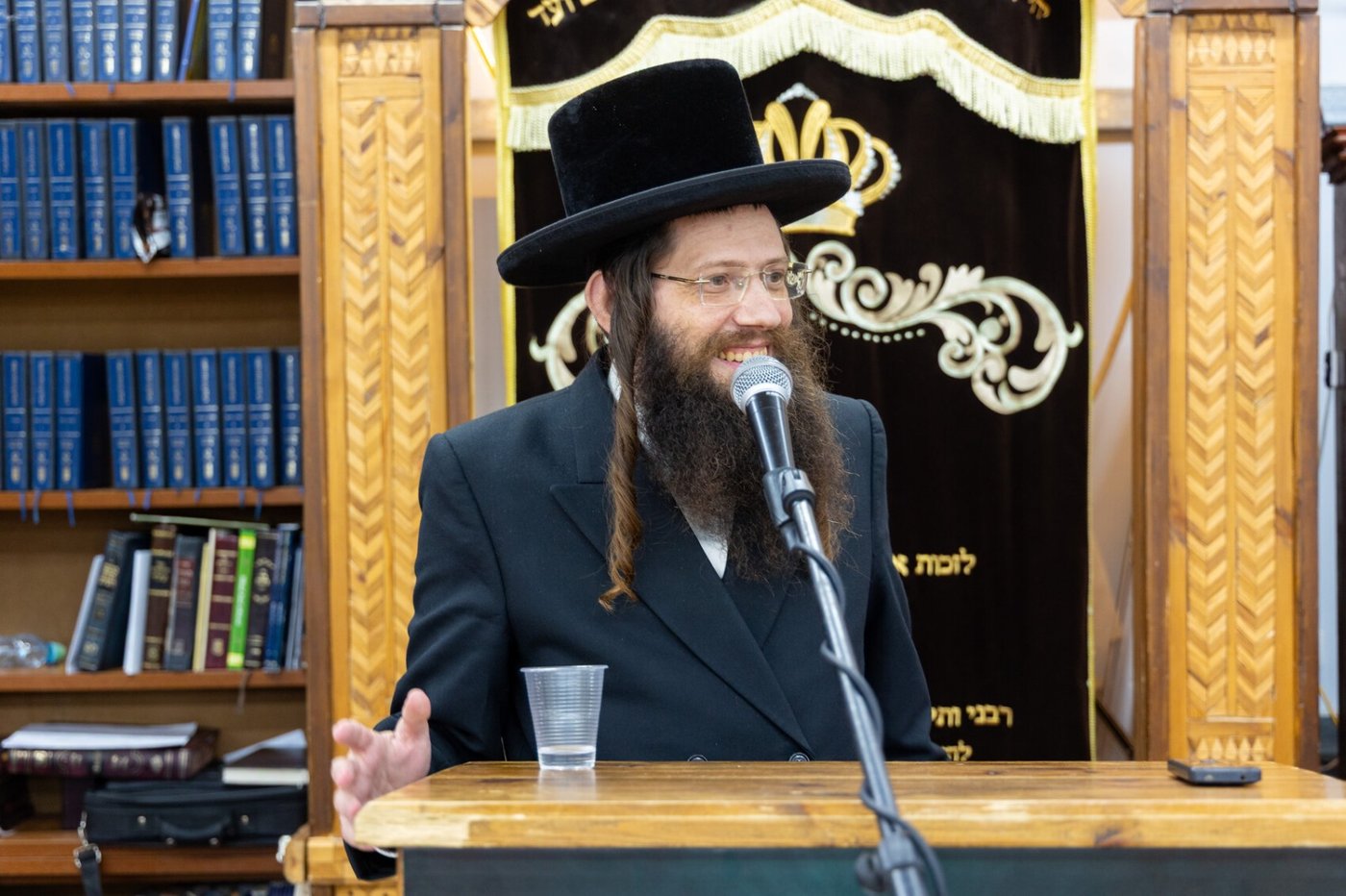 יו"ר סיעת כח (שלו"א) בבית שמש שמעון גולדברג בסיום הש"ס בישיבת חב"ד 