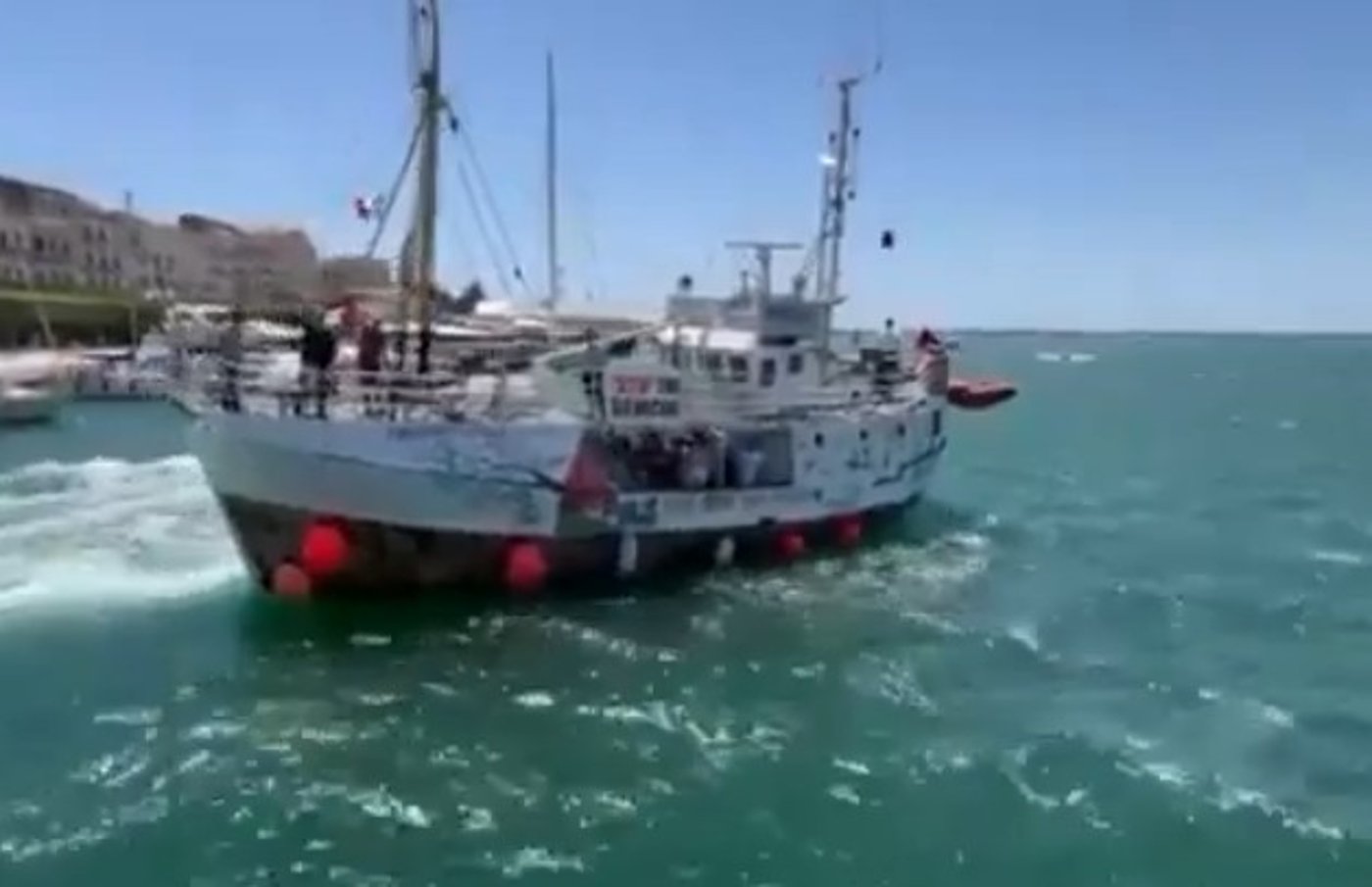 ספינת חנדלה יוצאת מחופי איטליה