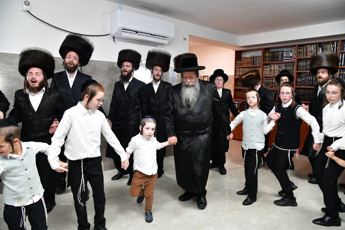 הכנסת ספר תורה לביהמ"ד 'שבט הלוי' באלעד