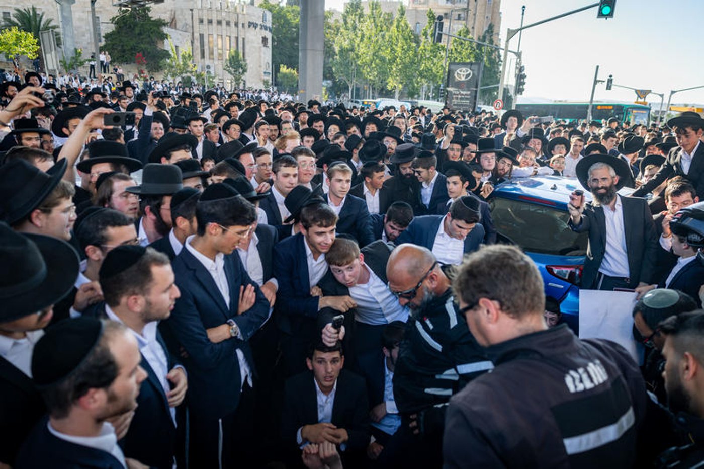 הכניסה לירושלים נחסמה, עימותים אלימים עם נהגים | 'הפלג' יצא להפגין בעקבות מעצר האברכים