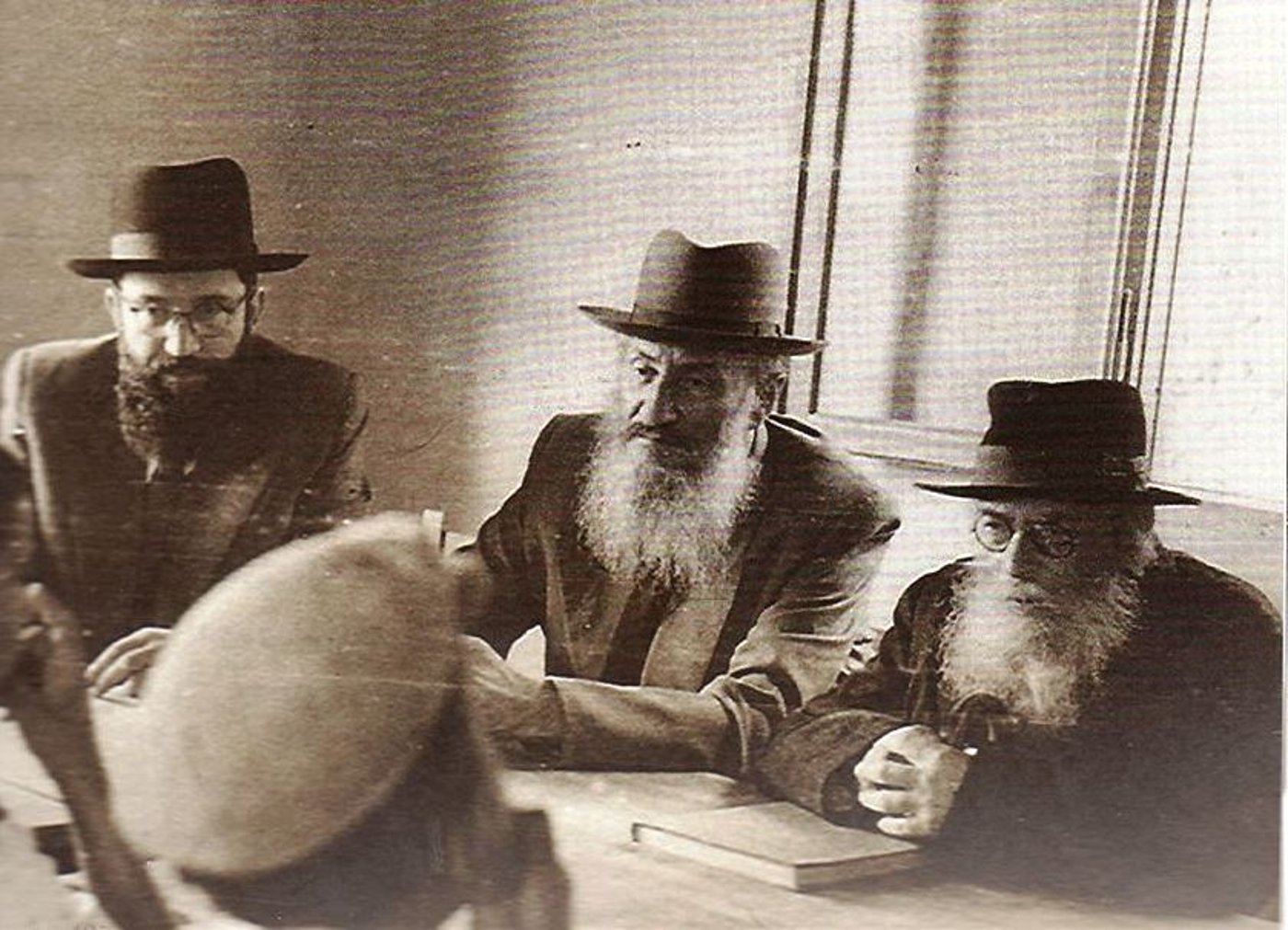 עם מרן החזון אישזצ"ל ורבי יעקב הלפרין בבחינת תלמידים,