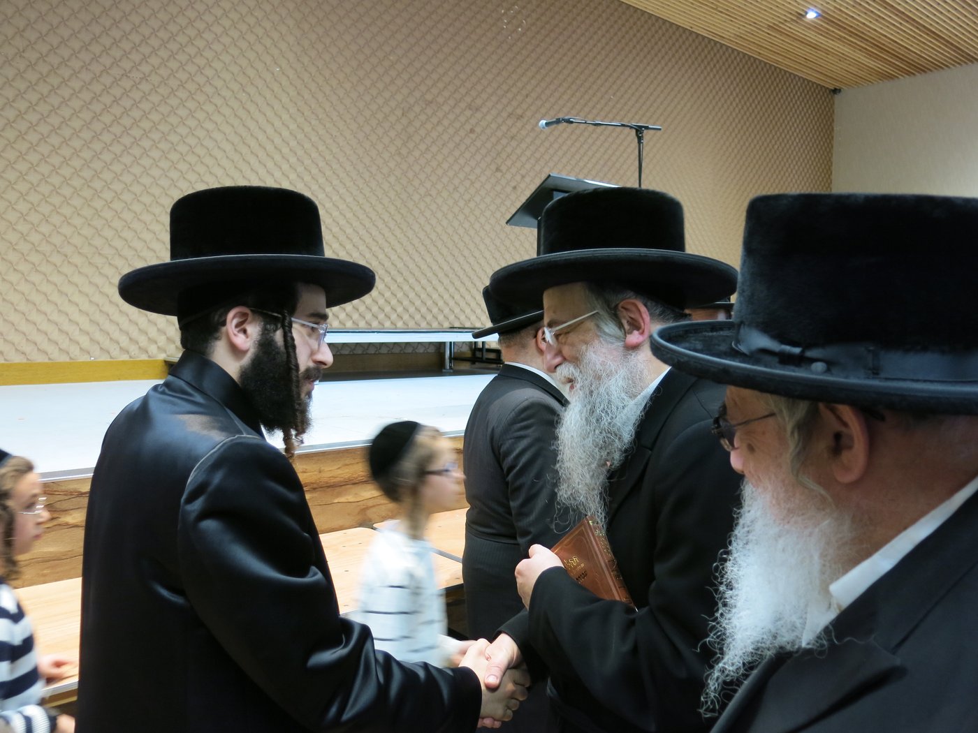 הרב חיים מאיר רוקח בעצרת תפילה באנטווערפן