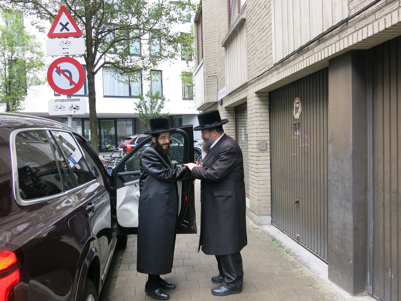 הרב חיים מאיר רוקח בבית האכסניה באנטווערפן