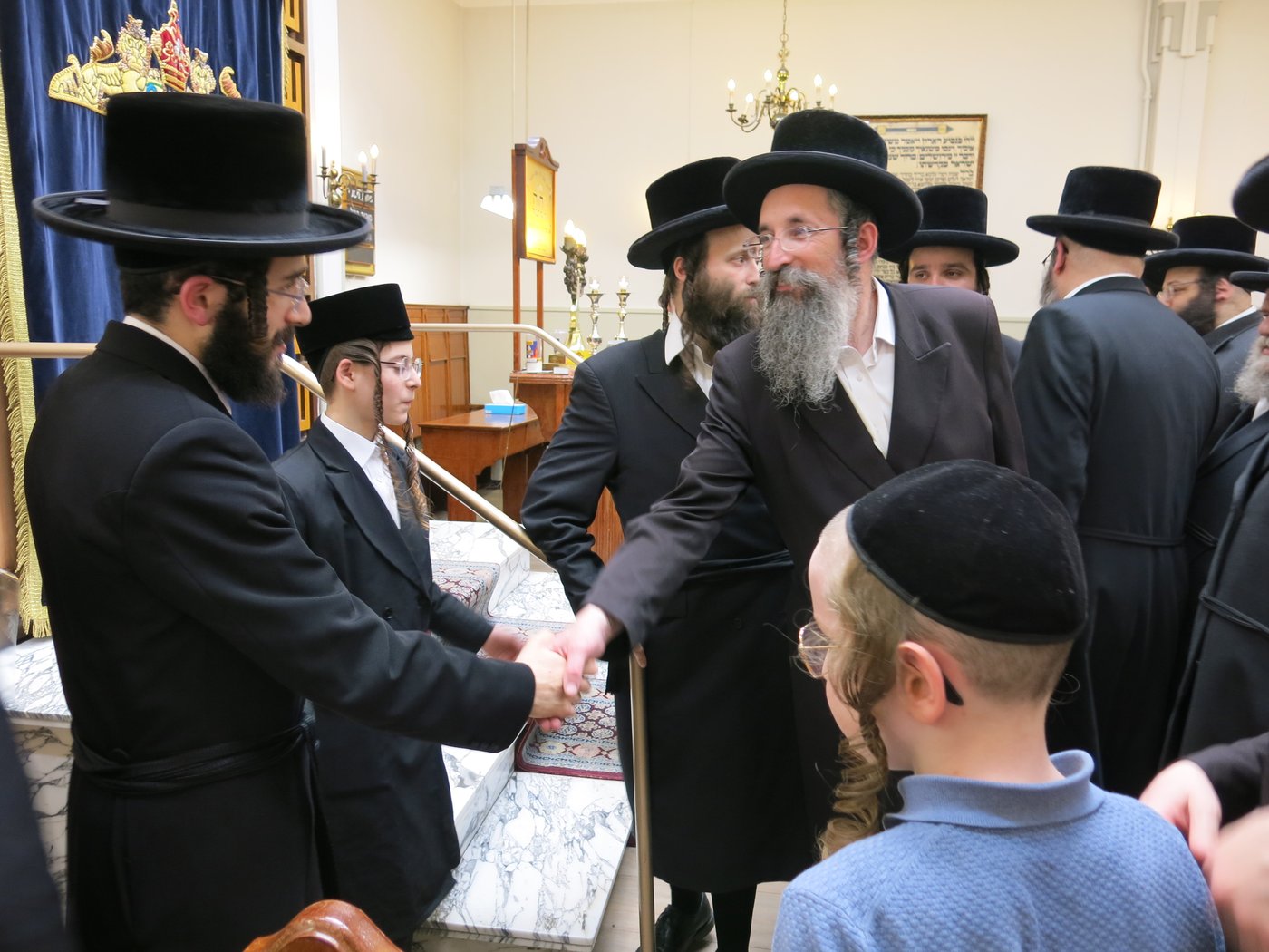 הרב חיים מאיר רוקח בתפילת שחרית בבית הכנסת מוריה באנטווערפן
