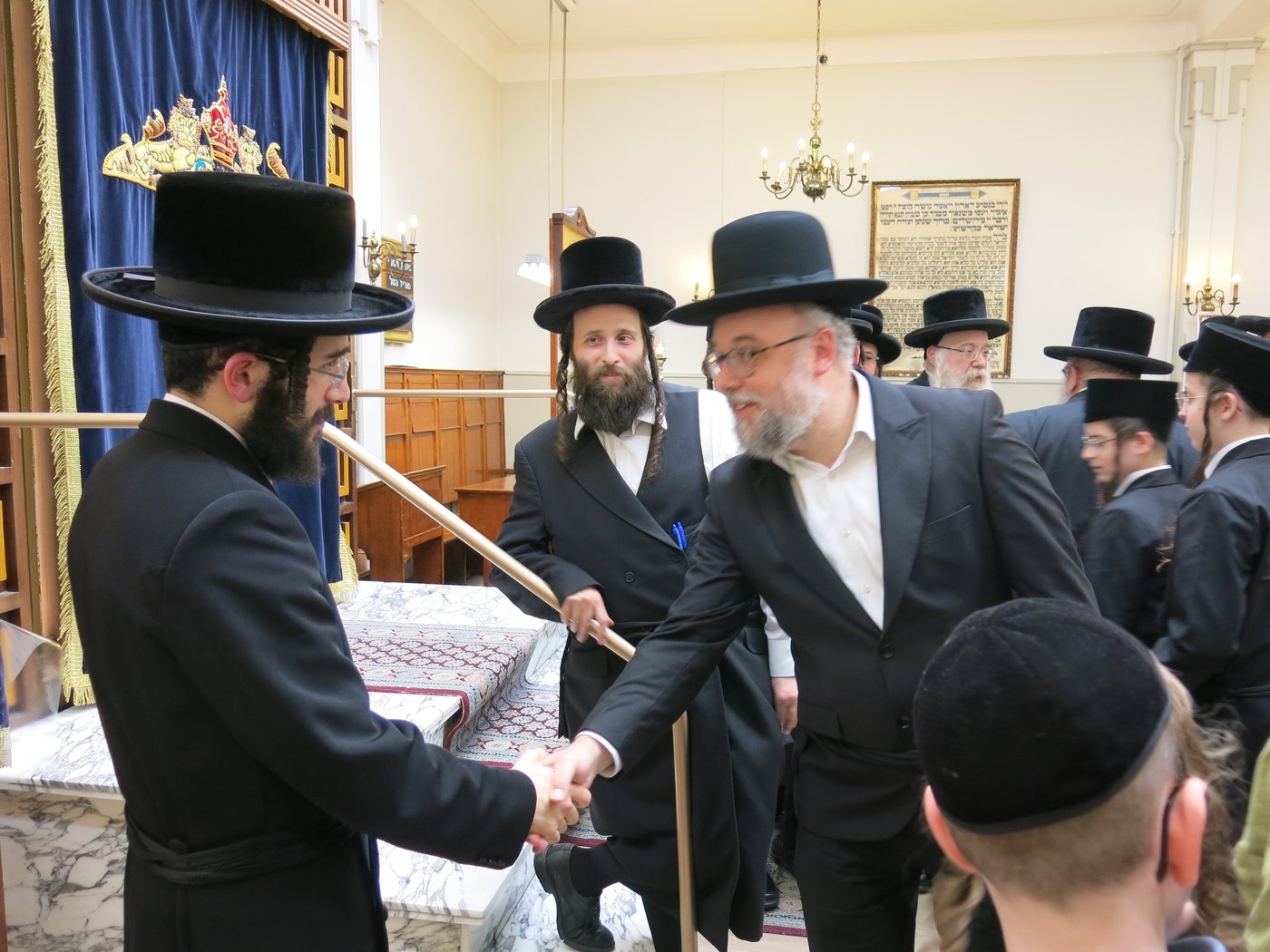 הרב חיים מאיר רוקח בתפילת שחרית בבית הכנסת מוריה באנטווערפן