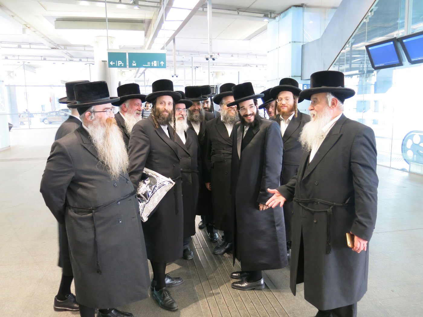 הרב חיים מאיר רוקח בתחנת הרכבת באנטווערפן