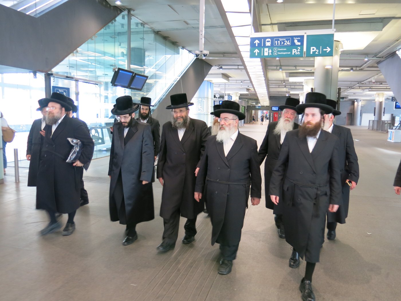 הרב חיים מאיר רוקח בתחנת הרכבת באנטווערפן