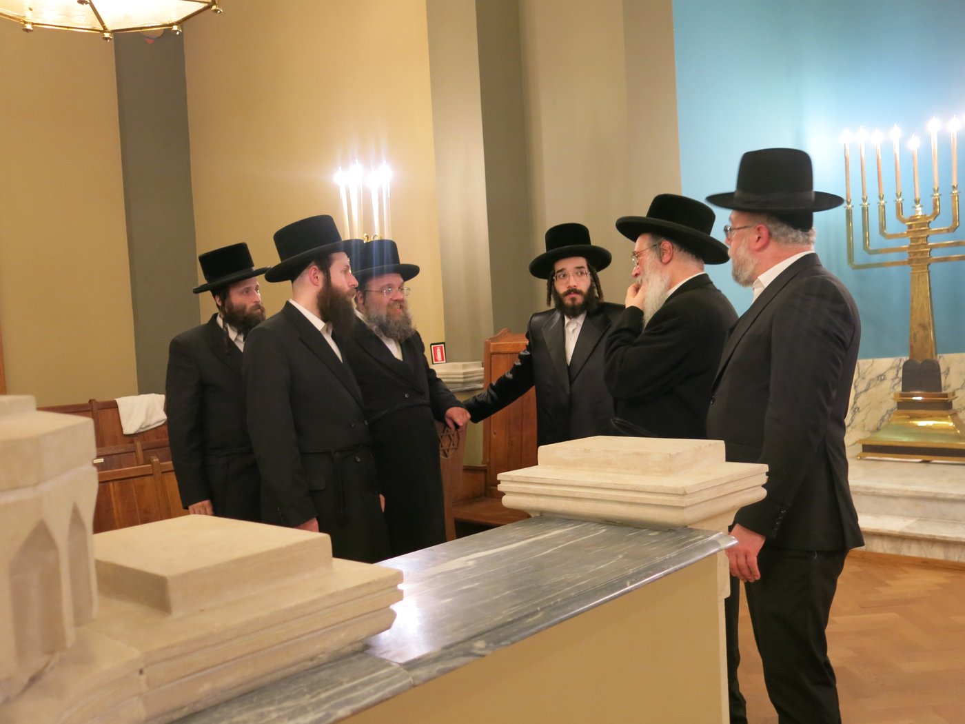 הרב חיים מאיר רוקח בתפילת מנחה בקהילת שומרי הדת באנטווערפן