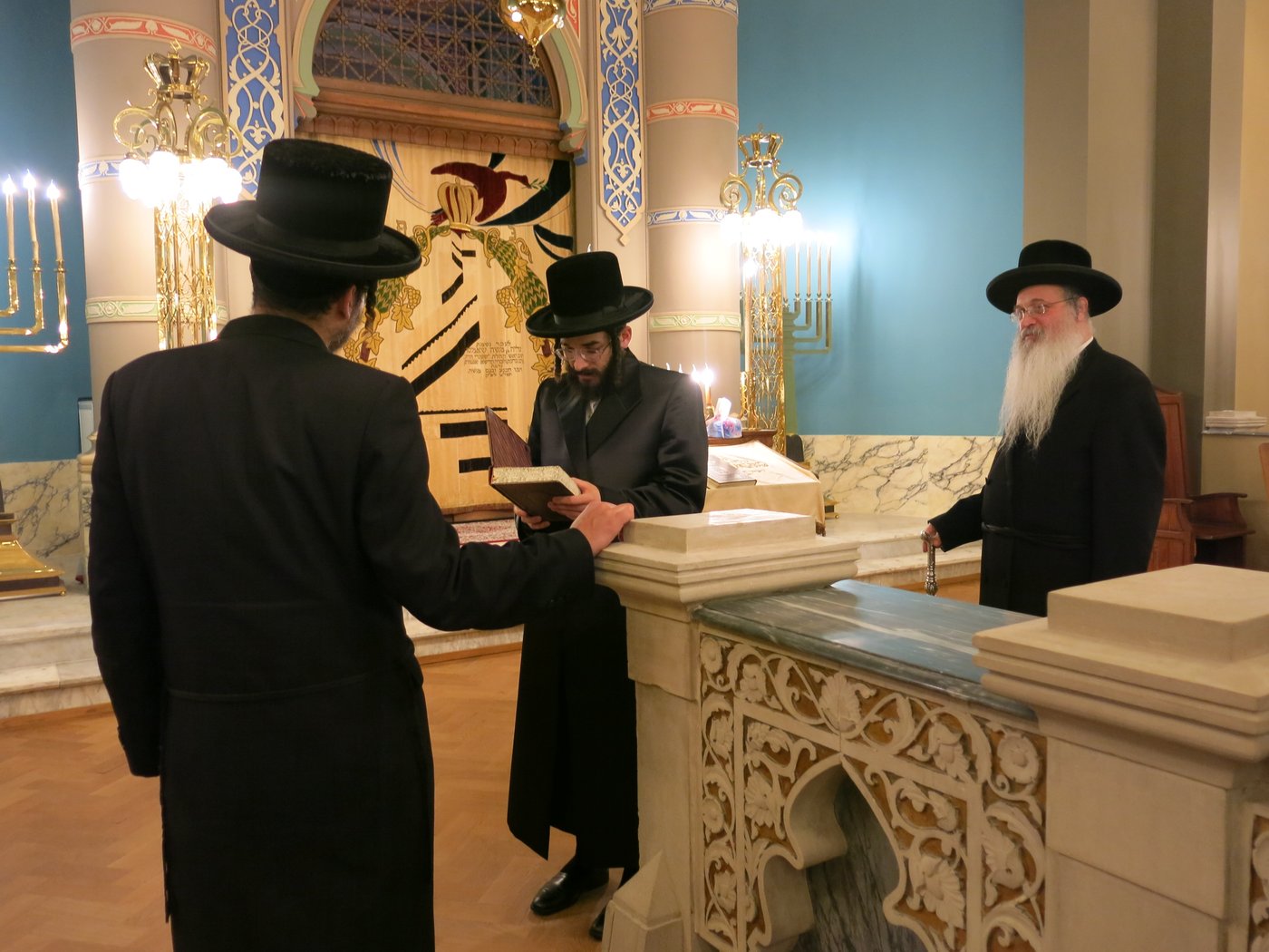 הרב חיים מאיר רוקח בתפילת מנחה בקהילת שומרי הדת באנטווערפן