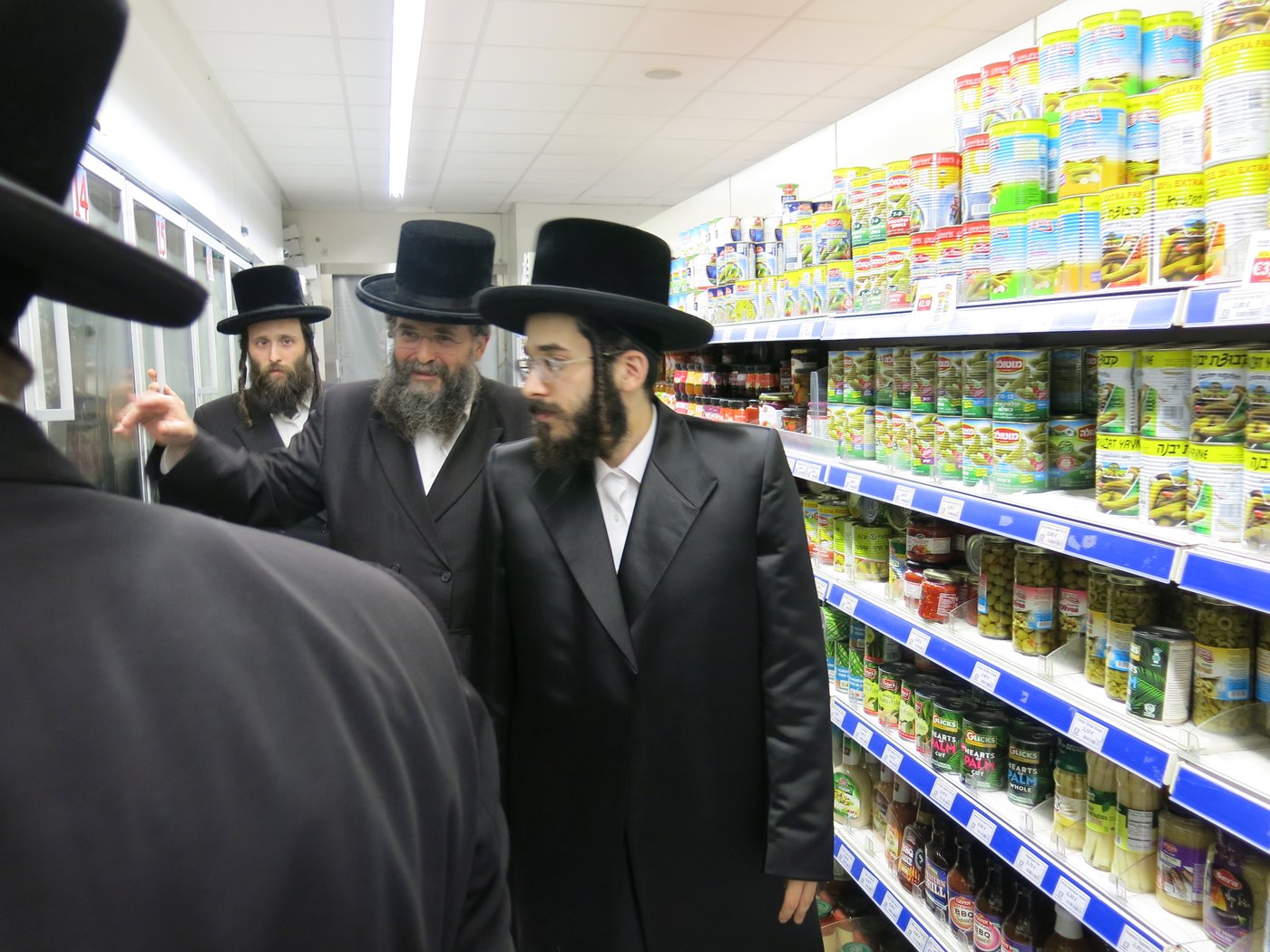 הרב חיים מאיר רוקח בביקור בסופרמרקט של הרשקוביץ באנטווערפן
