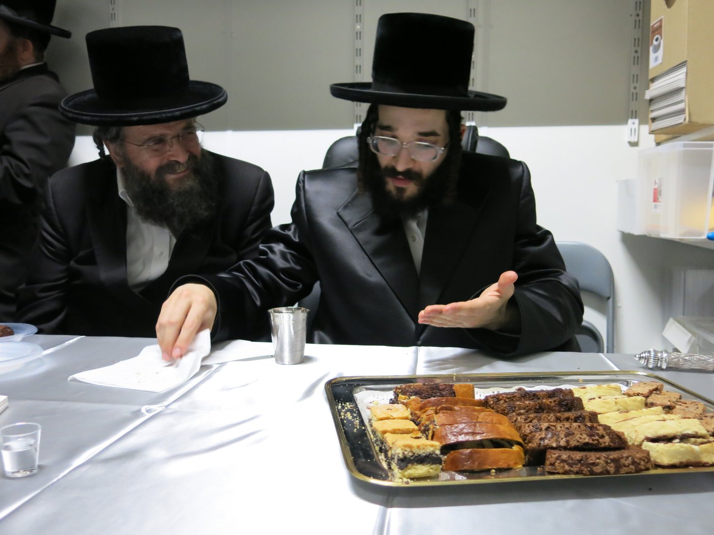הרב חיים מאיר רוקח בביקור בסופרמרקט של הרשקוביץ באנטווערפן