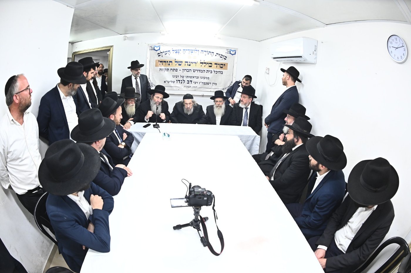 הגר"ד לנדו: "התשובה לרדיפת לומדי התורה היא פתיחת עוד כולל ועוד
כולל"