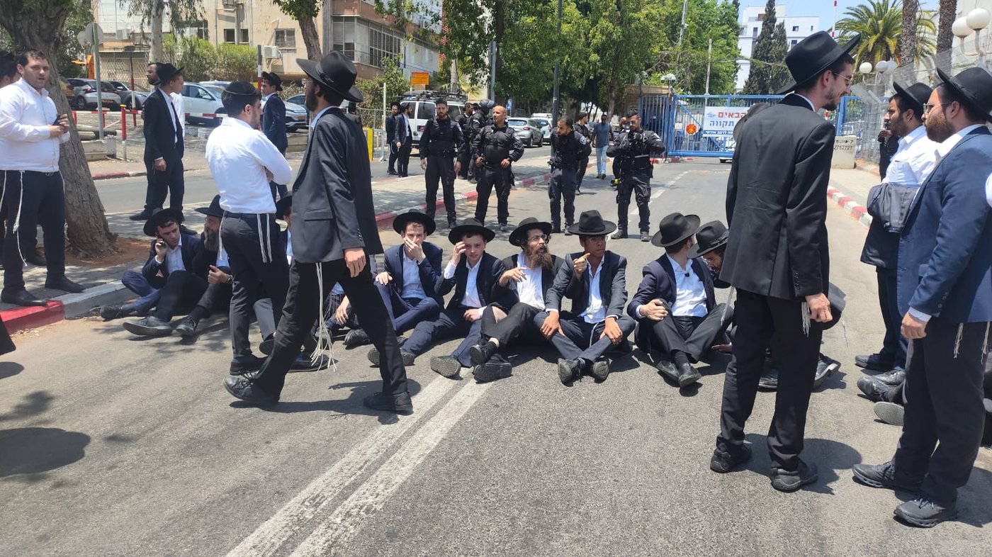 ליד תחנת המשטרה בפתח תקווה: עימותים והפגנה סוערת בעקבות מעצר תלמיד ישיבה