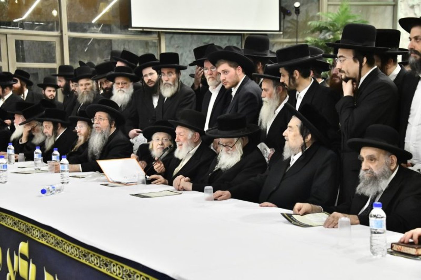 הגר"י זילברשטיין נושא דברים בכינוס החירום