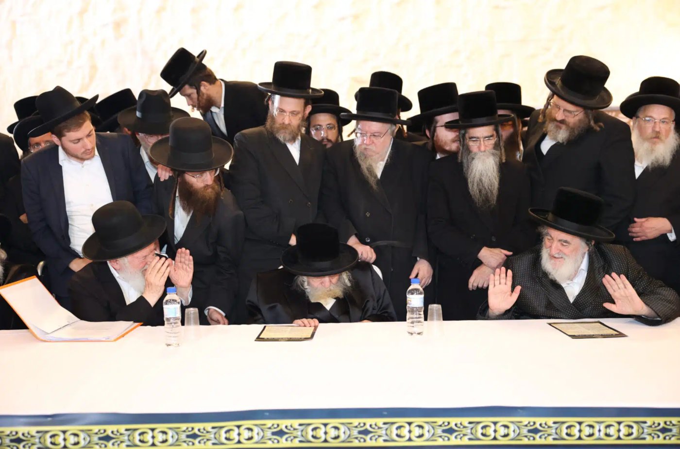 הגר"י זילברשטיין נושא דברים בכינוס החירום