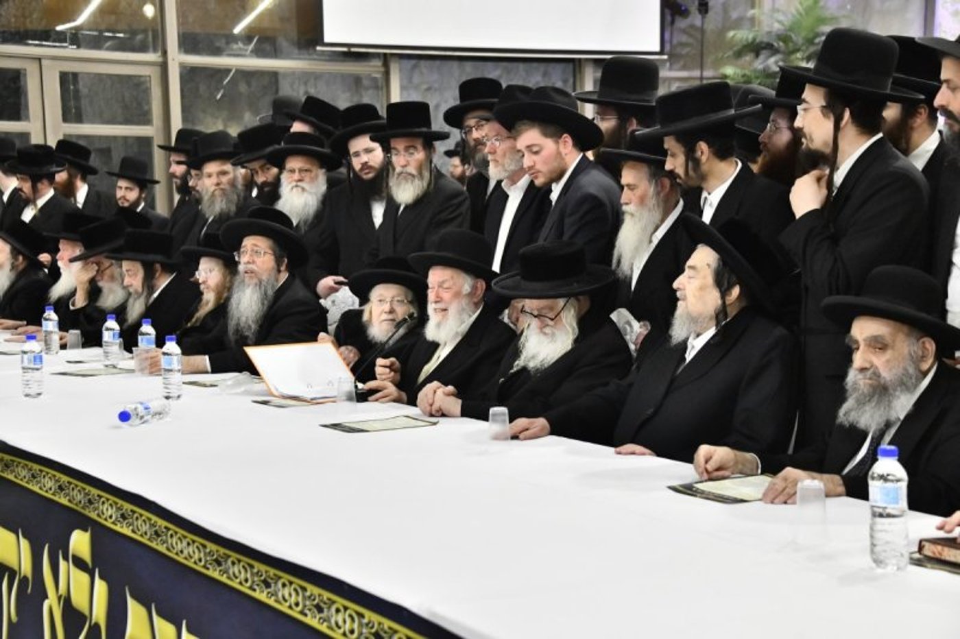 הגר"י זילברשטיין נושא דברים בכינוס החירום