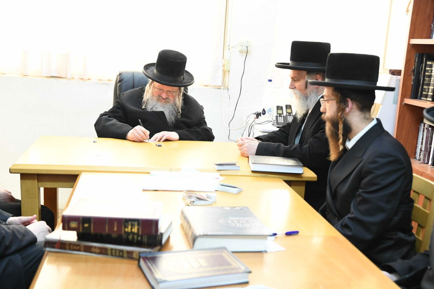 הגאון רבי משה שאול קליין בוחן את האברכים