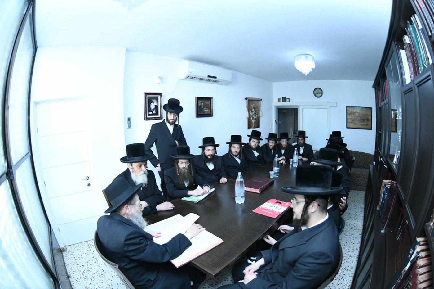 הגאון רבי מרדכי צבי גרינפלד בוחן את האברכים