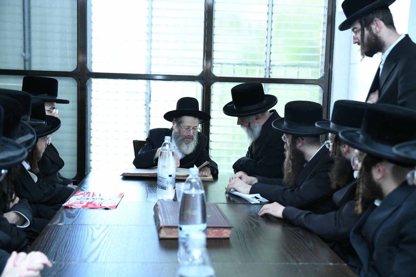 הגאון רבי מרדכי צבי גרינפלד בוחן את האברכים