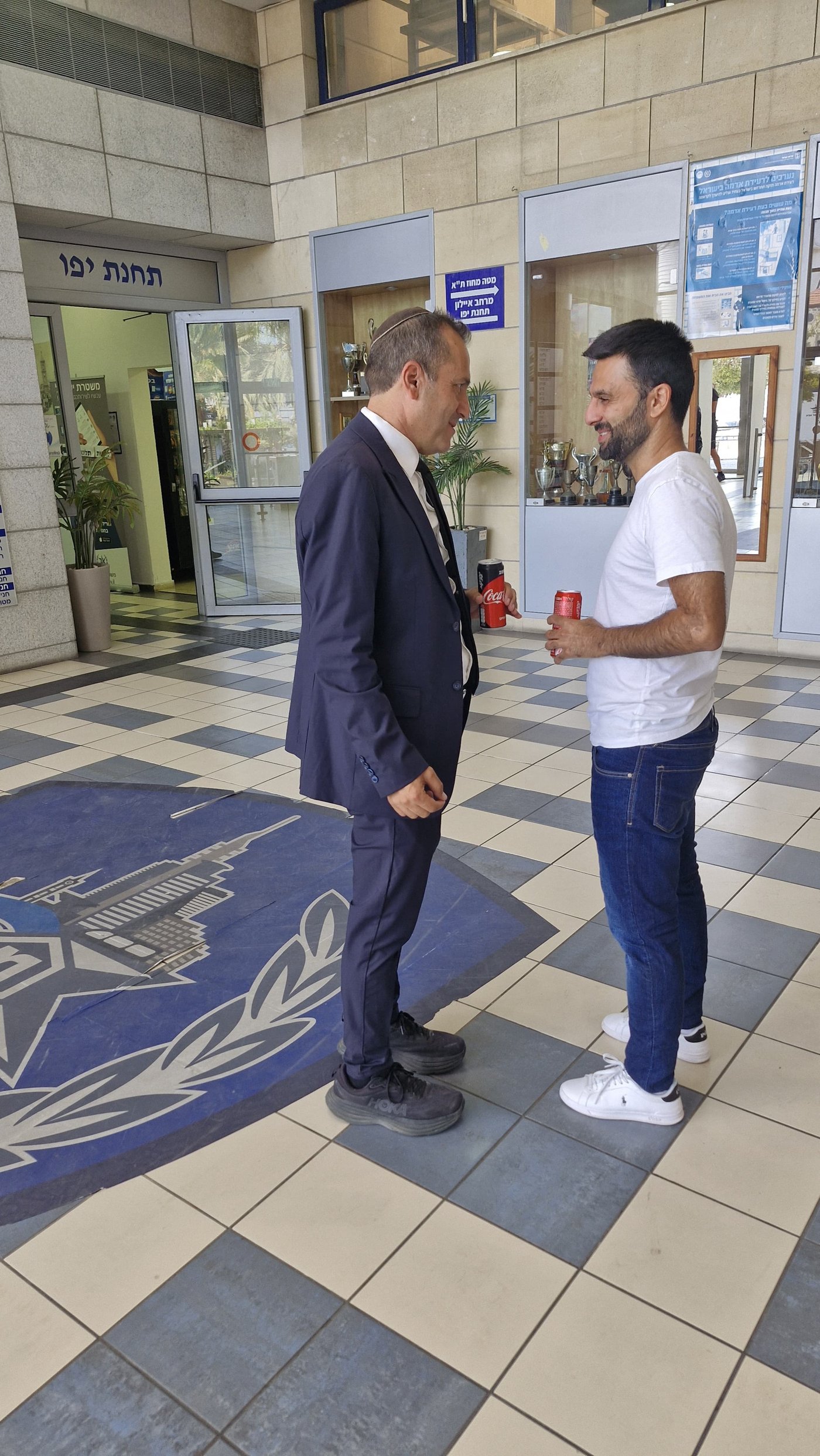 יוסף חדאד ועורכי דינו ליד תחנת המשטרה