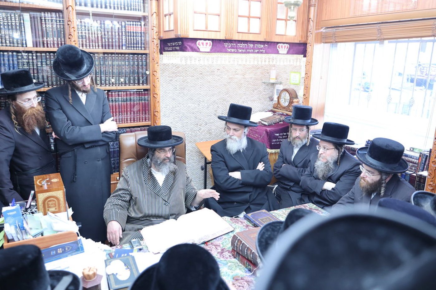 הגדול רבי משה ברנדסדורפר בוחן את האברכים