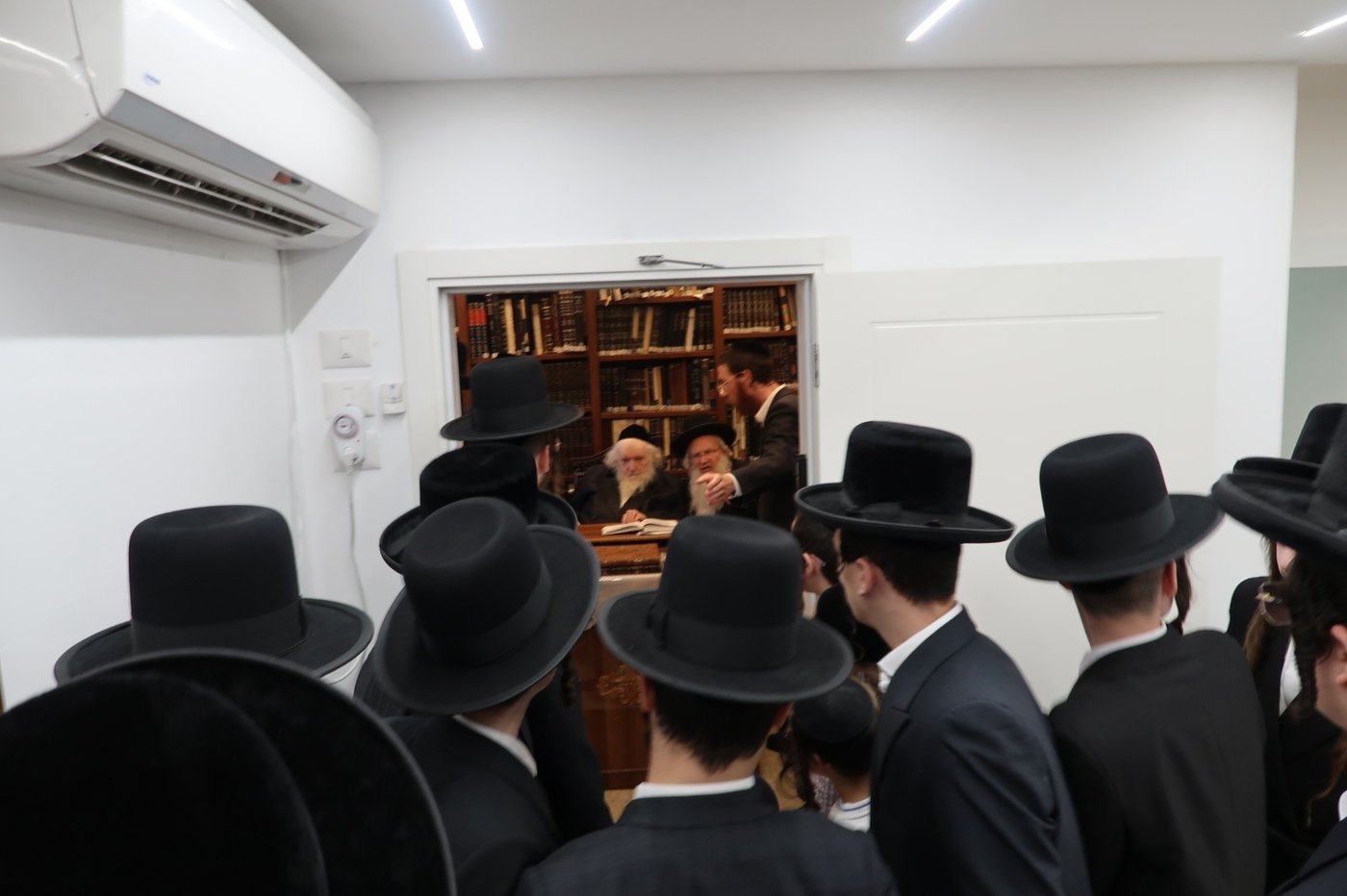 אצל הגאון רבי משה שטרנבוך