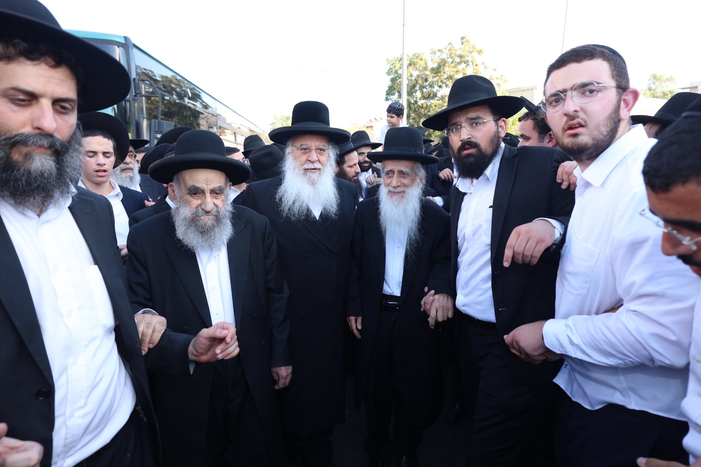 עצרת האלפים בירושלים נכח גזירת הגיוס בראשות גדולי ישראל