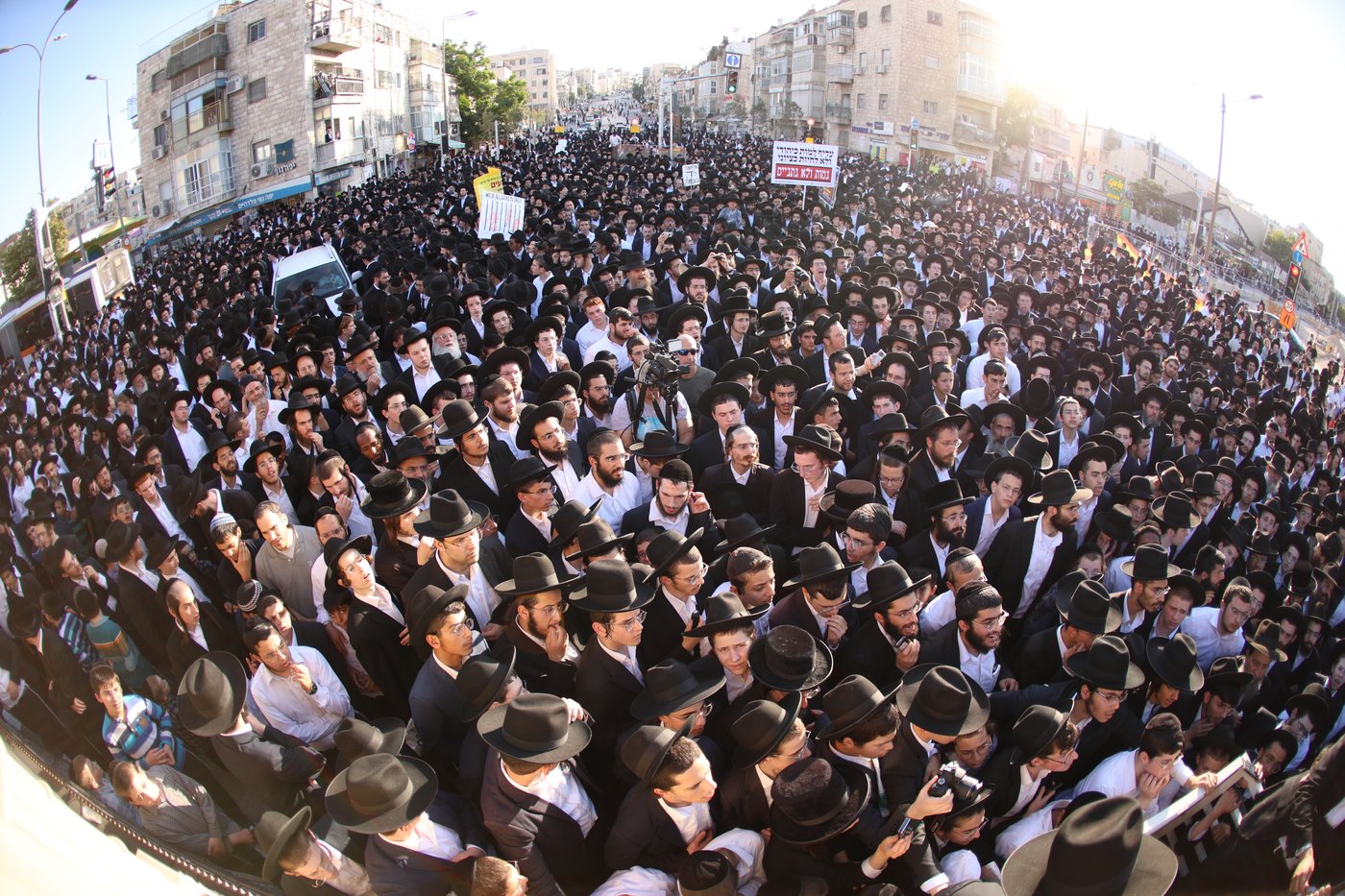 עצרת האלפים בירושלים נכח גזירת הגיוס בראשות גדולי ישראל