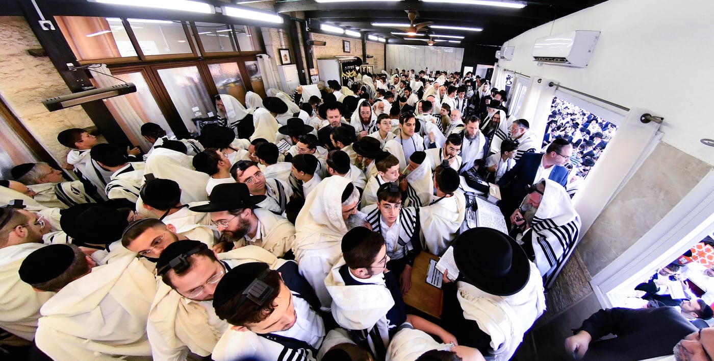 ברכת כהנים עם מאות כהנים בשטיבלך המרכזי בשכונת הר נוף 