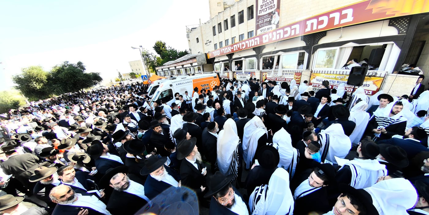 ברכת כהנים עם מאות כהנים בשטיבלך המרכזי בשכונת הר נוף 