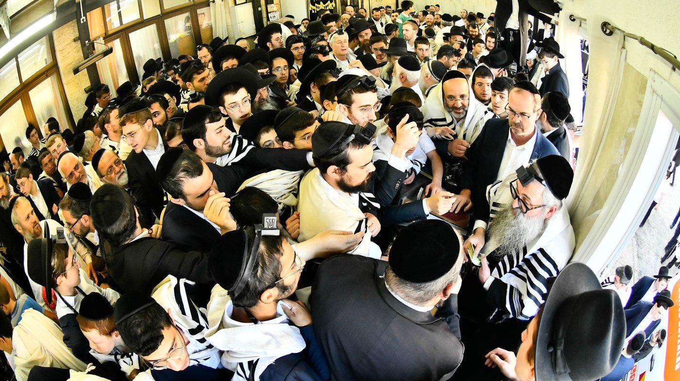 ברכת כהנים עם מאות כהנים בשטיבלך המרכזי בשכונת הר נוף 