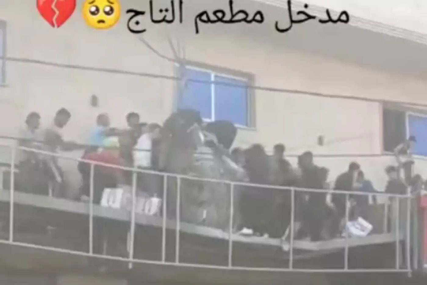 דרמה בעזה: מרפסת קרסה בזמן הצנחת סיוע הומניטרי | תיעוד חריג