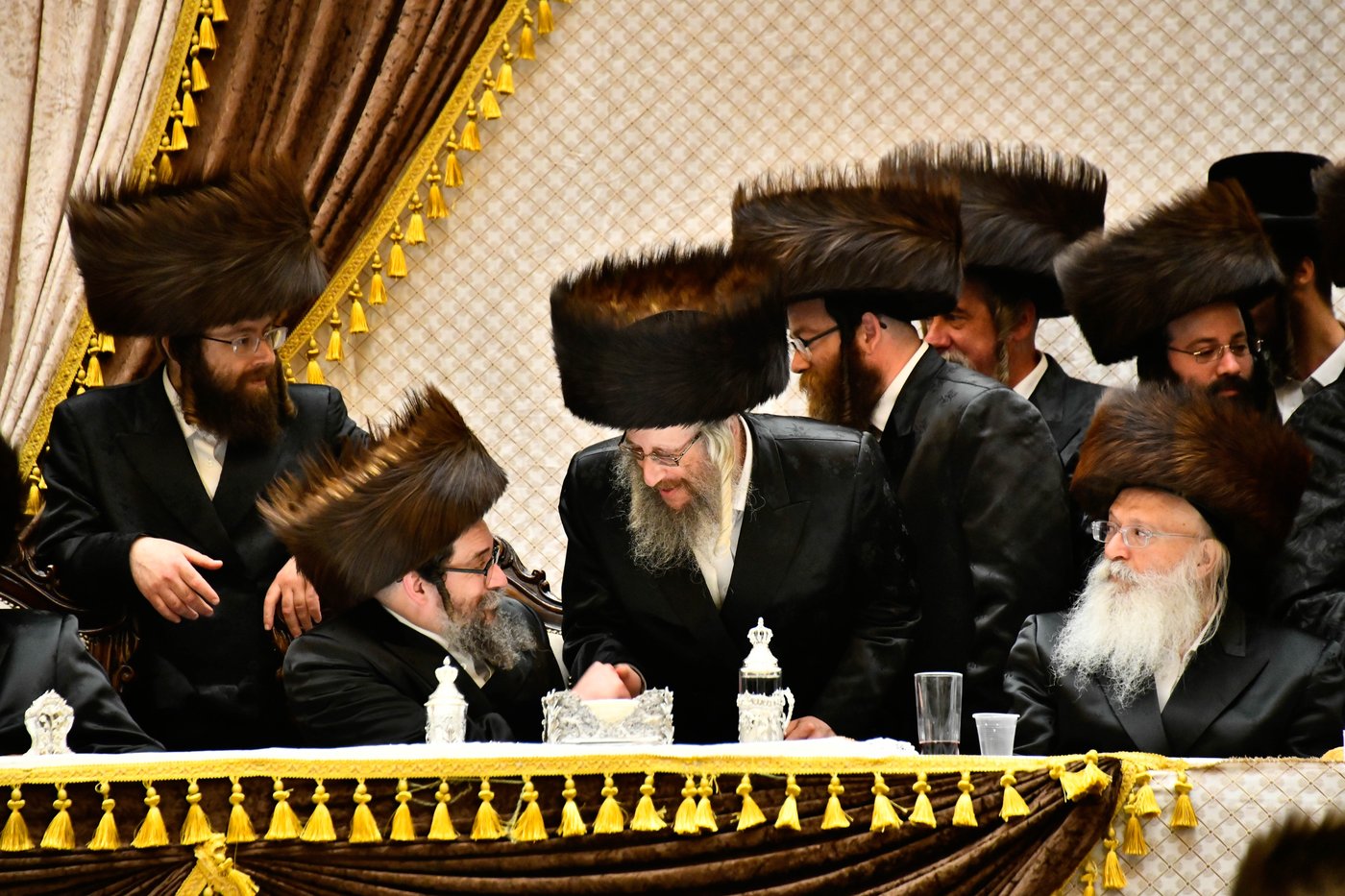 מוצאי שבת נחמו בחצה"ק סקולען ירושלים 