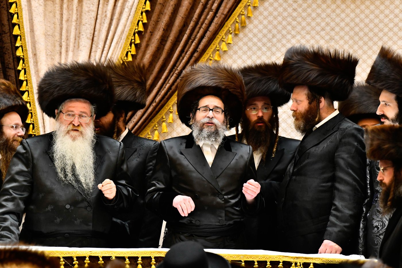 מוצאי שבת נחמו בחצה"ק סקולען ירושלים 