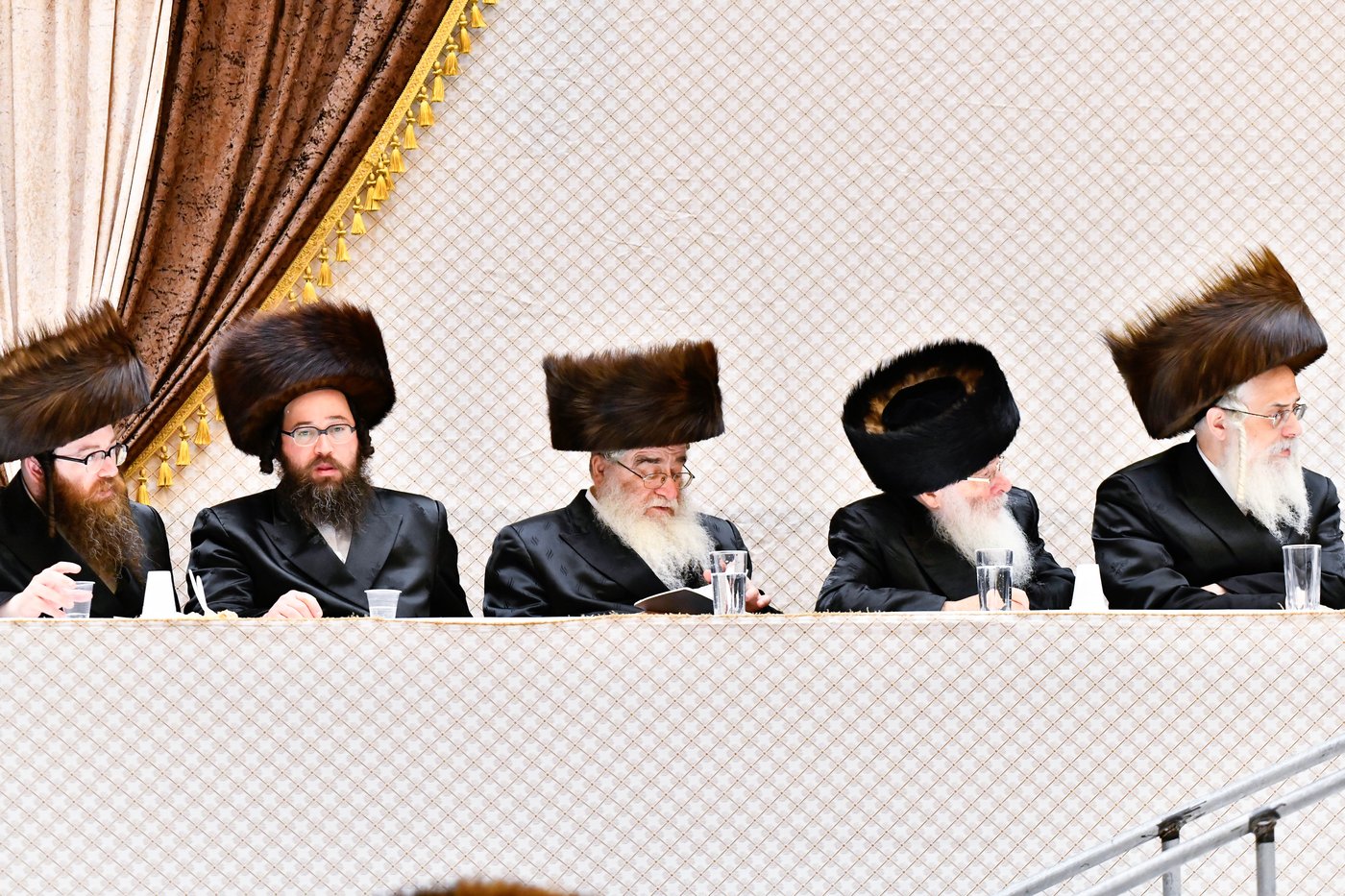 מוצאי שבת נחמו בחצה"ק סקולען ירושלים 