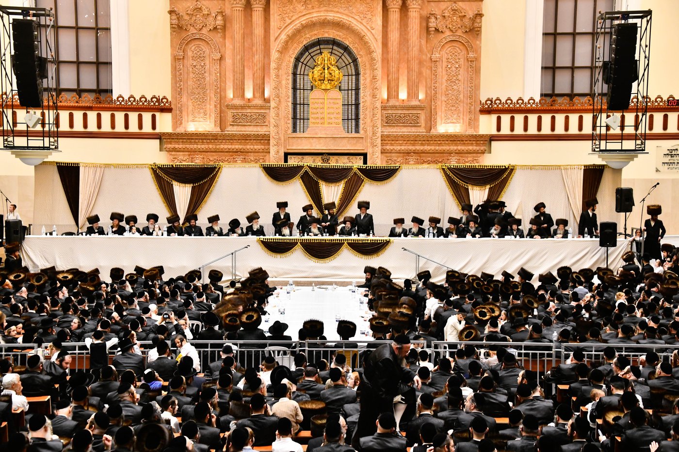 מוצאי שבת נחמו בחצה"ק סקולען ירושלים 