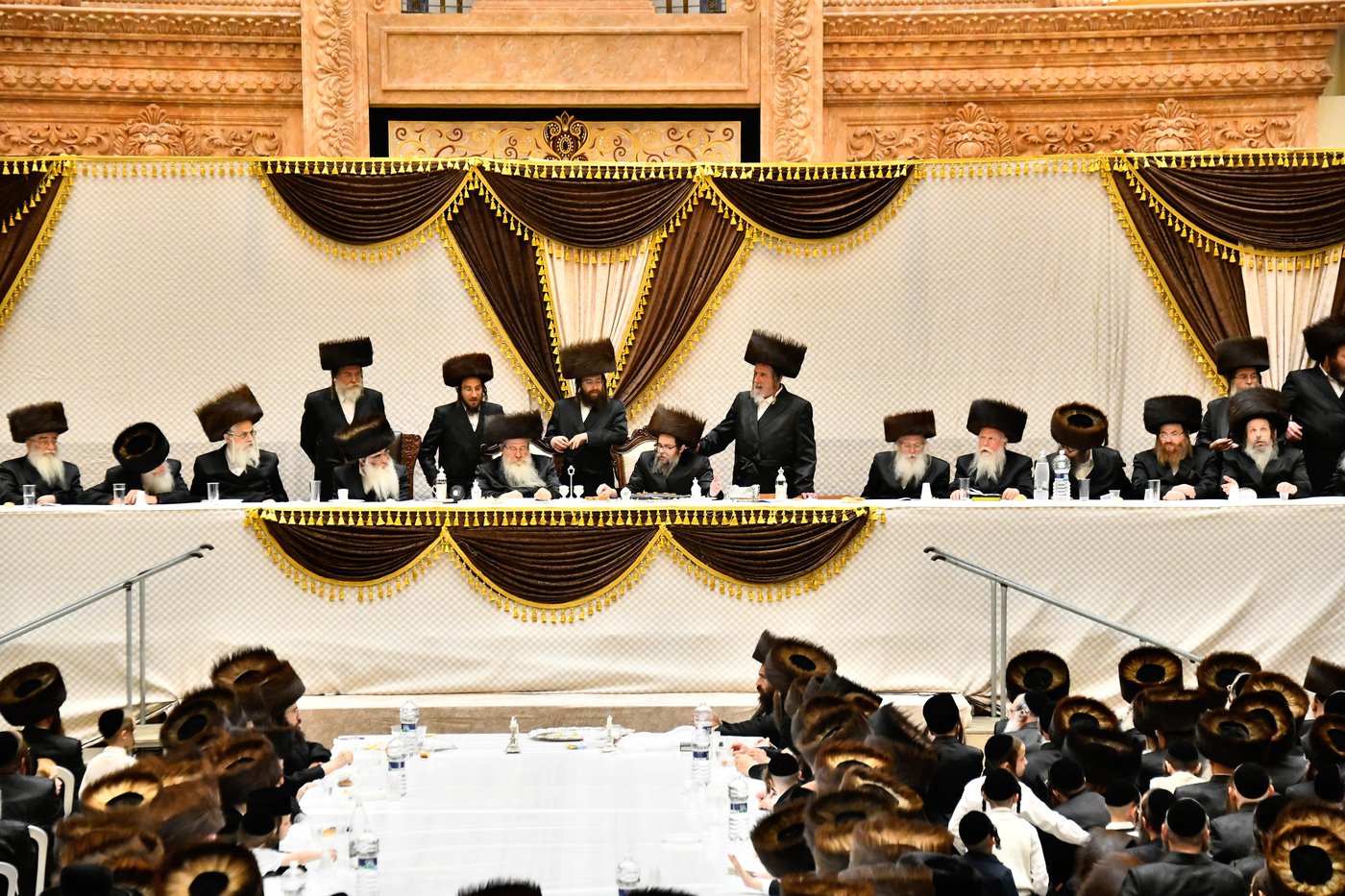 מוצאי שבת נחמו בחצה"ק סקולען ירושלים 
