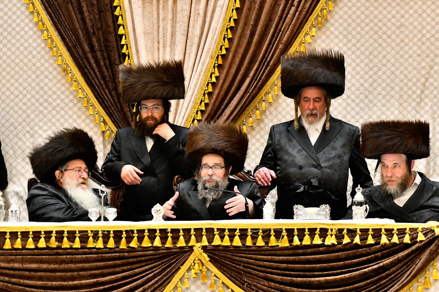 מוצאי שבת נחמו בחצה"ק סקולען ירושלים 