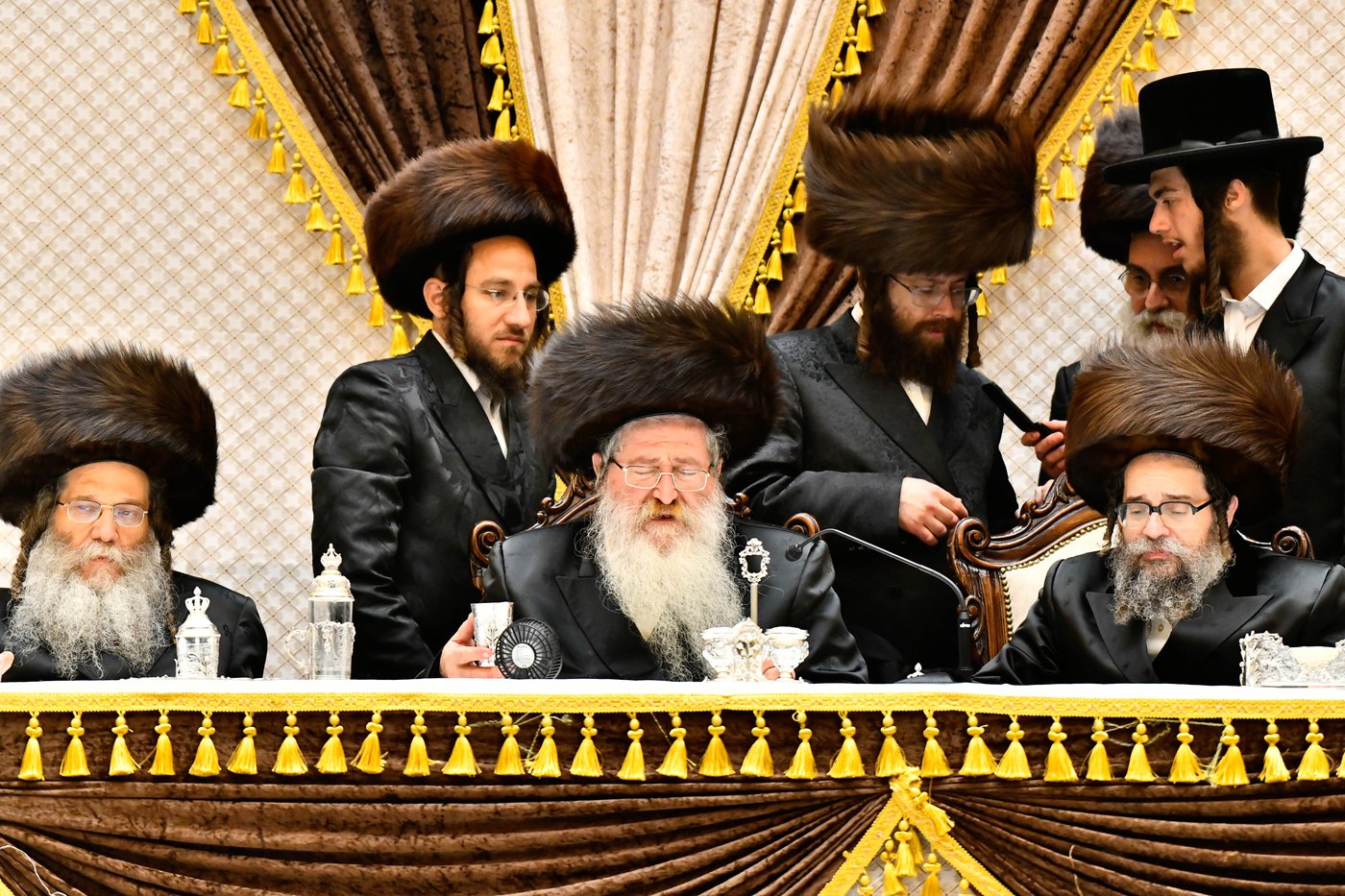 מוצאי שבת נחמו בחצה"ק סקולען ירושלים 