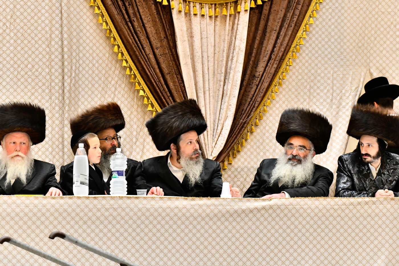 מוצאי שבת נחמו בחצה"ק סקולען ירושלים 