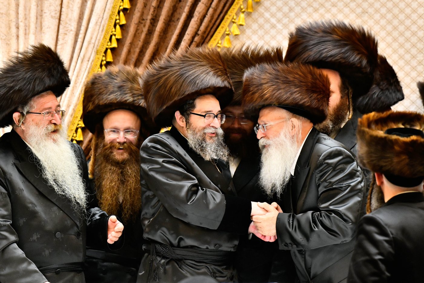 מוצאי שבת נחמו בחצה"ק סקולען ירושלים 