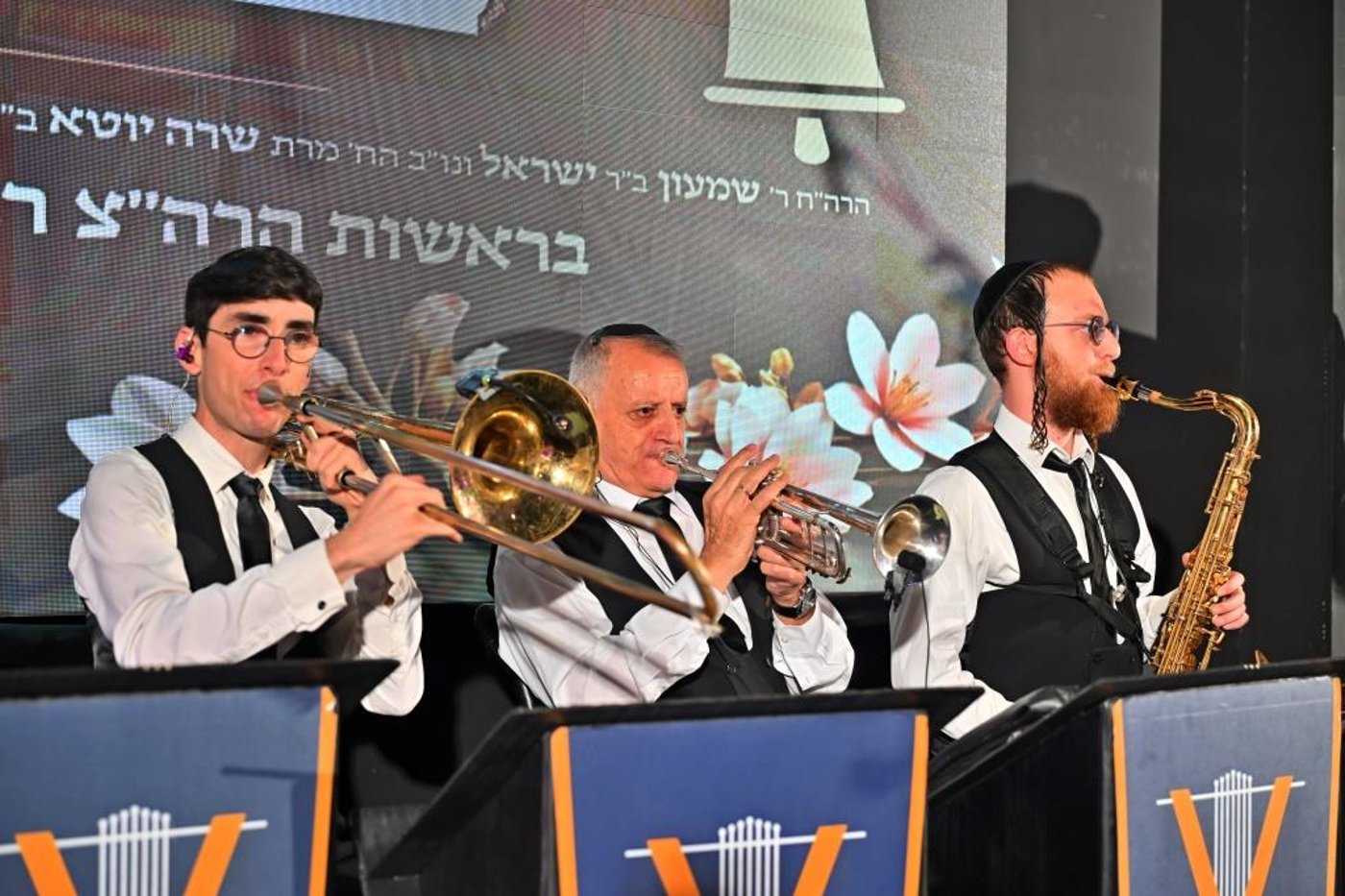 הרה"צ רבי אהרן מענדיל טווערסקי בהכנסת ס"ת בבית שמש