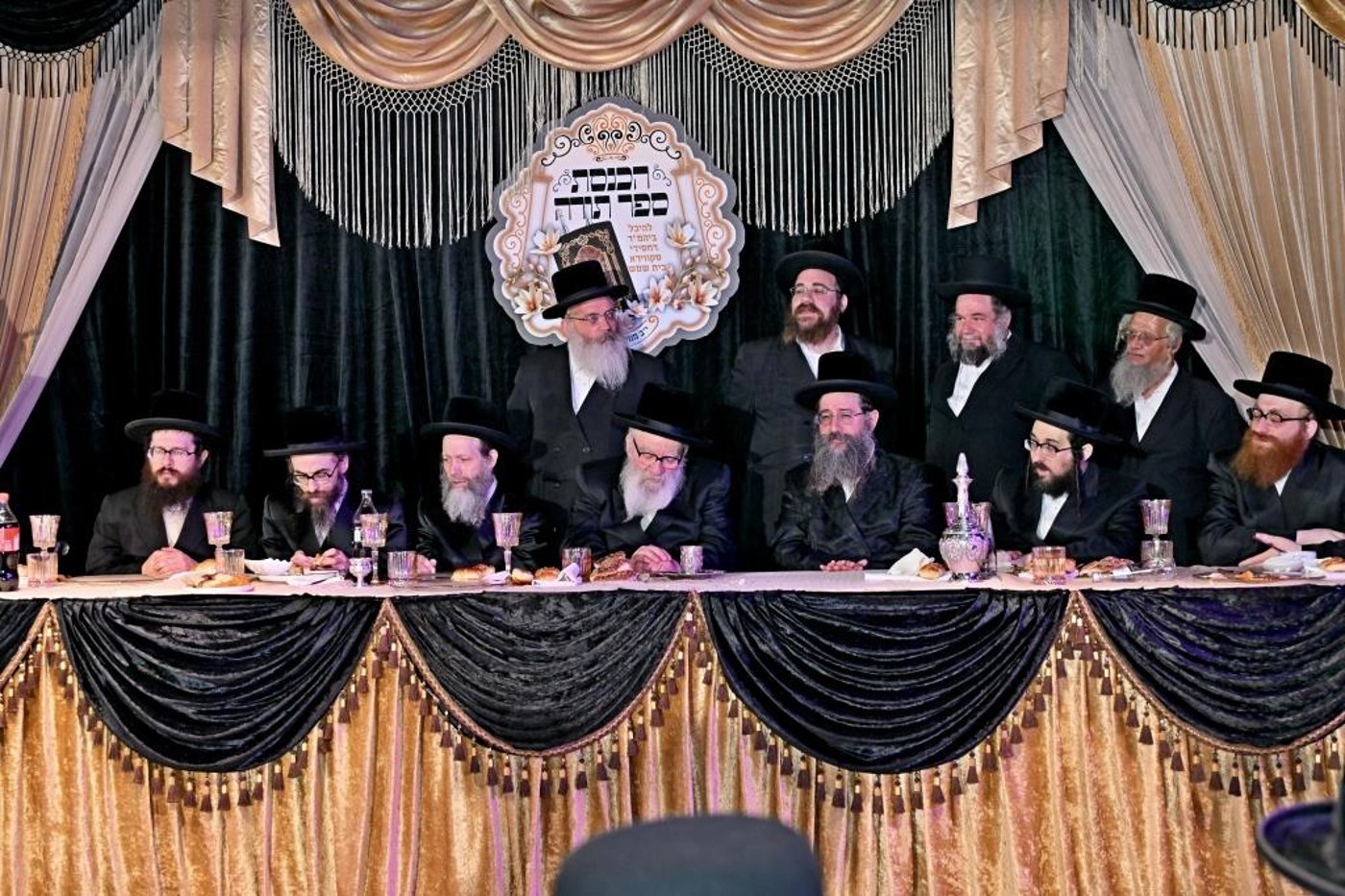 הרה"צ רבי אהרן מענדיל טווערסקי בהכנסת ס"ת בבית שמש