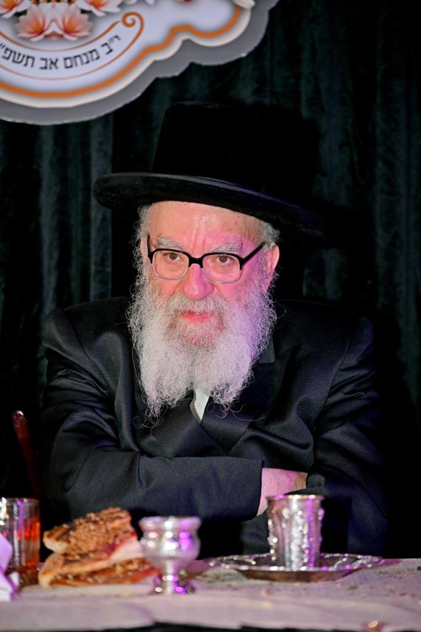 הרה"צ רבי אהרן מענדיל טווערסקי בהכנסת ס"ת בבית שמש