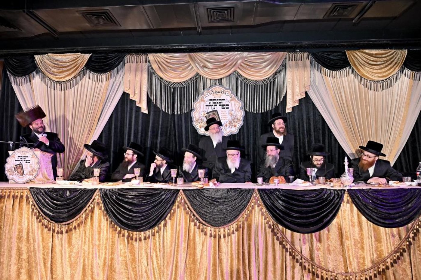 הרה"צ רבי אהרן מענדיל טווערסקי בהכנסת ס"ת בבית שמש