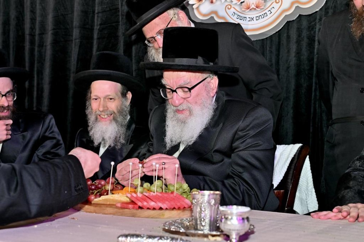 הרה"צ רבי אהרן מענדיל טווערסקי בהכנסת ס"ת בבית שמש