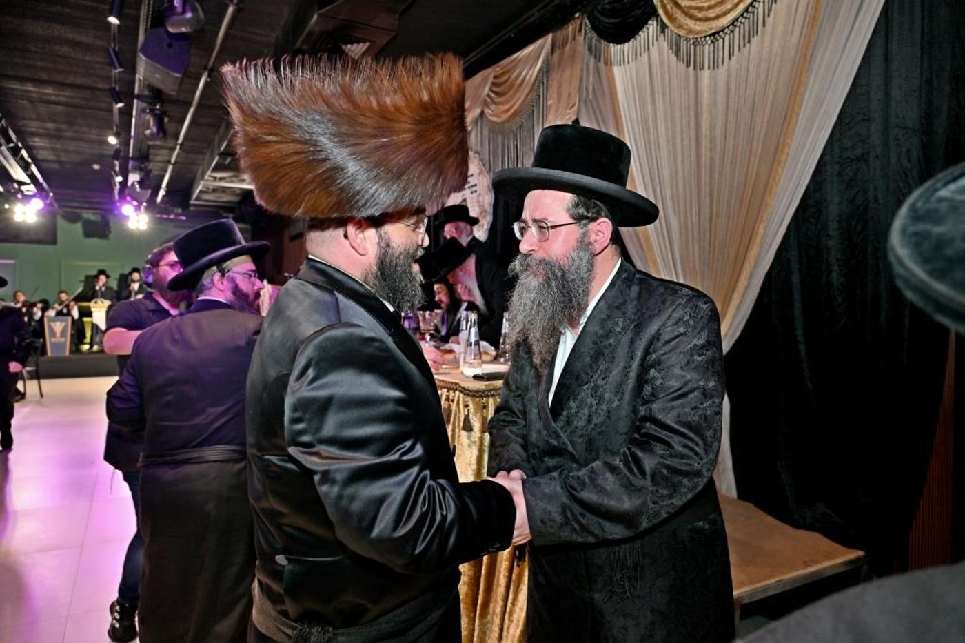 הרה"צ רבי אהרן מענדיל טווערסקי בהכנסת ס"ת בבית שמש